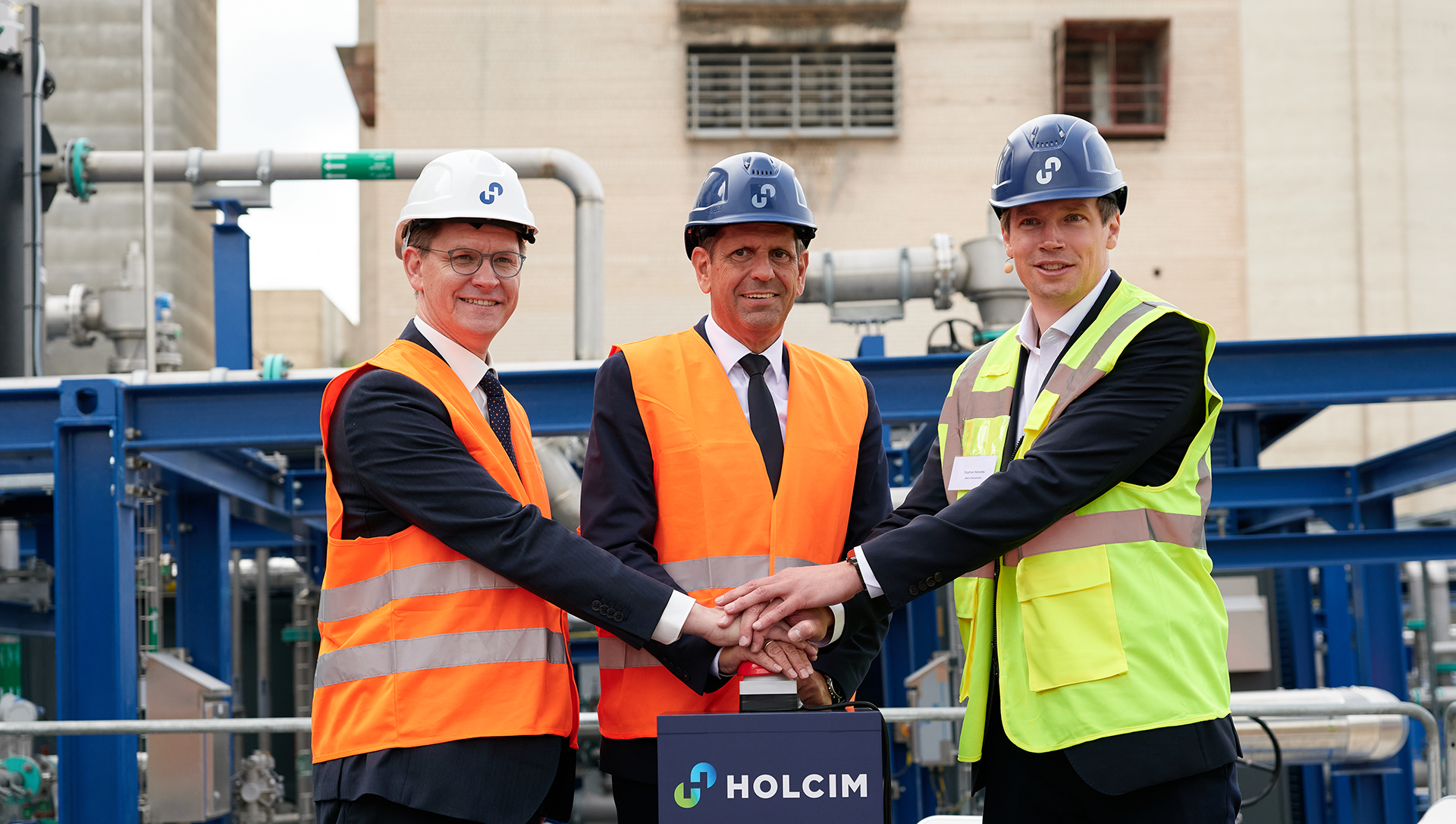 “Red Button” Moment in Höver (from left): Johannes Steiniger, Parliamentary State Secretary at the Federal Ministry for Economic Affairs and Energy; Olaf Lies, Minister President of Lower Saxony; and Stephan Hinrichs, CEO of Holcim Germany.